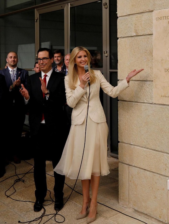 Wanita 36 tahun ini juga mengenakan sepatu dengan palet senada busana, sepasang pump shoes nude. Foto: Reuters