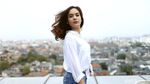 Gaya Stefhanie Zamora dengan Ripped Jeans
