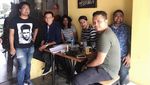Ini Aksi Bront Palarae, si Bapak Pengabdi Setan Saat Ngopi dan Makan Sate