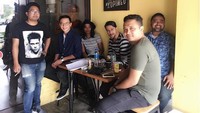 Disela-sela kesibukannya menjadi aktor dan model, Bront masih sempat menghabiskan waktu dengan ngopi bersama teman-temannya. Foto: Instagram @bront_palarae