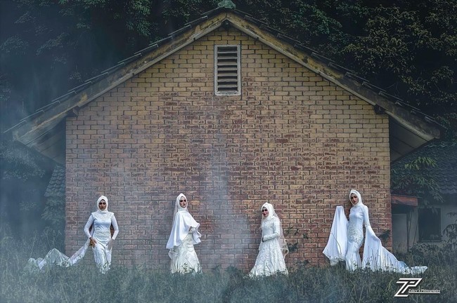 Sukses menjual ribuan helai hijab pocong, Azzim Aziz pun membuat konsep baru yaitu hijab pocong untuk pernikahan. Koleksi tersebut bernama Hijab Pengantin Seram. Foto: Instagram/Azzim_aziz