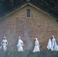 Sukses menjual ribuan helai hijab pocong, Azzim Aziz pun membuat konsep baru yaitu hijab pocong untuk pernikahan. Koleksi tersebut bernama Hijab Pengantin Seram. Foto: Instagram/Azzim_aziz