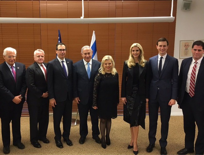 Ivanka Trump tampil elegan sekaligus glamor dalam setelan blazer dan gaun hitam beraksen lace si resepsi yang digelar Kementerian Luar Negeri Israel, Minggu (13/5/2018). Foto: Instagram/@ivankatrump