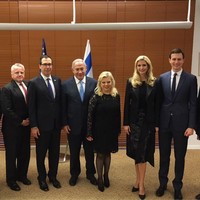 Ivanka Trump tampil elegan sekaligus glamor dalam setelan blazer dan gaun hitam beraksen lace si resepsi yang digelar Kementerian Luar Negeri Israel, Minggu (13/5/2018). Foto: Instagram/@ivankatrump