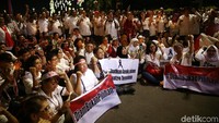 Doa bersama dilakukan di depan Patung Kuda, Jalan Medan Merdeka Barat, Jakarta Pusat, Selasa (15/5/2018) malam.