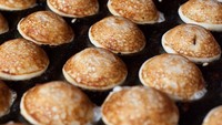 Belanda punya pancake mungil bernama poffertjes. Kue ini dibuat dengan tambahan ragi dan dimasak menggunakan cetakan khusus berbentuk setengah lingkaran. Mirip kue cubit ya? Foto: Istimewa