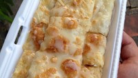 Roti Thailand ini masuk juga dalam kategori pancake. Kulit rotinya tipis dan renyah sementara isiannya ada pisang dan buah-buahan. Foto: Istimewa