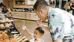 Begini Gaya Pereli Rifat Sungkar Saat Makan Bareng Istri dan Keluarganya