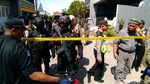 Densus 88 Geledah Rumah Kontrakan Bomber Polrestabes Surabaya