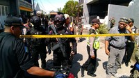 Rumah kontrakan Tri Murtiono di Jalan Medokan Ayu VI itu mulai disterilkan.