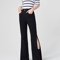 Orang Aquarius biasanya tidak takut untuk terlihat beda dari orang kebanyakan. Kamu yang berada di bawah naungan zodiak Aquarius bisa memilih celana jeans yang lebih unik, seperti yang punya detail belahan di masing-masing sisi seperti ini. Foto: 3x1