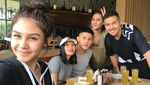 Begini Gaya Pereli Rifat Sungkar Saat Makan Bareng Istri dan Keluarganya