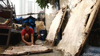 Kemampuan dan pengalaman membuat bedug yang sudah puluhan tahun membuat Pak Ridho lihat dalam membuat alat pengiring azan ini.