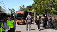 Selain mengimbau awak media, polisi juga mengimbau warga sekitar masuk rumah atau mengosongkan area.