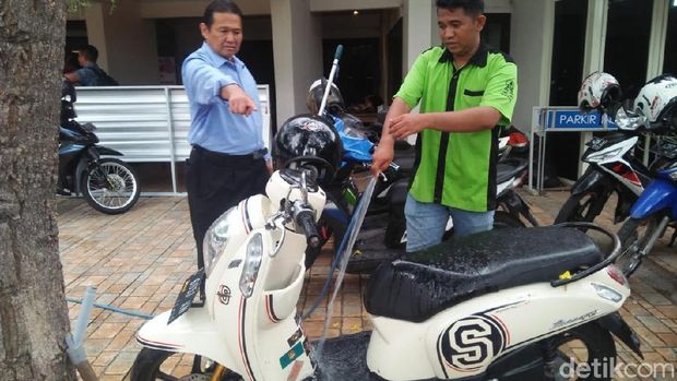 Petugas Gereka GKI Bersihkan Bercak Darah Sisa Bom Bunuh Diri