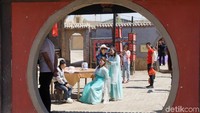 Foto:  Di studio ini traveler juga bisa coba cosplay dan berfoto-foto di set. Tentunya traveler harus membayar lagi untuk sewa kostum dan jasa fotografer. (Wahyu/detikTravel)