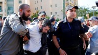 Reaksi berlebihan yang dilakukan oleh para tentara Israel membuat aksi demo warga Palestina semakin memanas. Tidak hanya menangkapi para demonstran, tentara Israel juga menembakan gas air mata dan tidak segan-segan untuk melukai para demonstran. Ammar Awad/Reuters.
