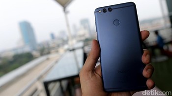 Bagian belakangnya mengingatkan pada iPhone 6 dengan sudut-sudutnya yang melengkung. Terlihat garis antena terdapat di bagian atas dan bawah casing belakang. Kemudian ada kamera ganda serta pemindai sidik jadi pada bagian tengah. Foto: Muhammad Ridho