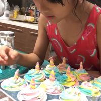 Keren! Walau Baru 8 Tahun, Anak Artika Sari Devi Ini Sudah Bisa Masak Cupcake Sendiri