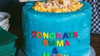 Tertulis Congrats Emma and Mark, wedding cake berwarna biru ini dibagian atasnya berbentuk mirip sekali dengan sajian mac and cheese dengan keju kuning. Bagaimana ya rasanya? Foto: Christina Riley / SWNS