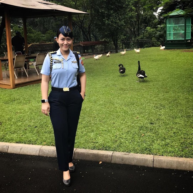 Saat bertugas dan mengenakan seragam, pesona Sandhyca membuat pria jatuh hati. Foto: Instagram @sandhycaputrie
