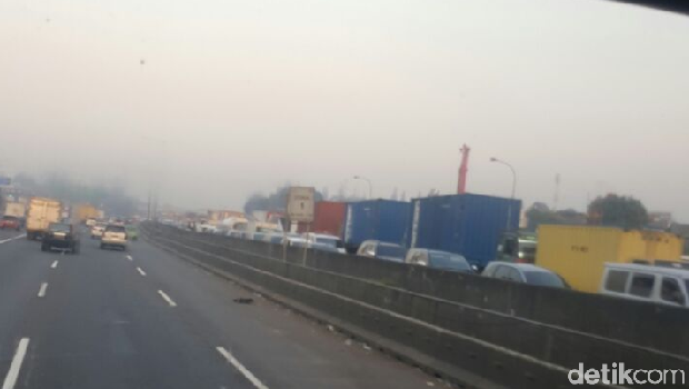 Suasana lalu lintas di Tol Cikampek arah Bandung.