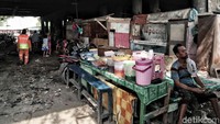Beberapa manusia kolong yang memiliki kemampuan lebih berinisiatif untuk membuka usaha kecil-kecilan seperti warung makan sederhana dibawah kolong jembatan.