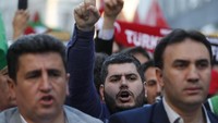 Pendemo meneriakan yel-yel dan kalimat takbir. REUTERS/Osman Orsal.