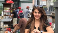 Nggak melulu di restoran, Rifat dan Sissy juga nggak masalah makan di penjual kaki lima. Rasanya seru banged makan sate pinggir jalan apalagi kalau ditemenin @sysiio , lupa kalo duduk di trotoar, makanan jadi enakk bener, tulisnya. Foto: Instagram rifato
