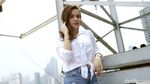 Gaya Stefhanie Zamora dengan Ripped Jeans