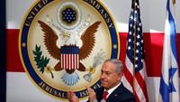 Meski tak ikut hadir, Presiden Donald Trump mengucapkan selamat atas dipindahnya kedutaan tersebut. Trump menyebut Israel mempunyai hak untuk mengakui Yerusalem sebagai ibukotanya. Foto: REUTERS/Ronen Zvulun