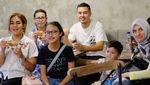 Begini Gaya Pereli Rifat Sungkar Saat Makan Bareng Istri dan Keluarganya