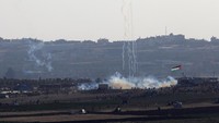 Asap dari gas air mata yang ditembakkan tentara Israel tampak membumbung tinggi. Foto: Amir Cohen/Reuters