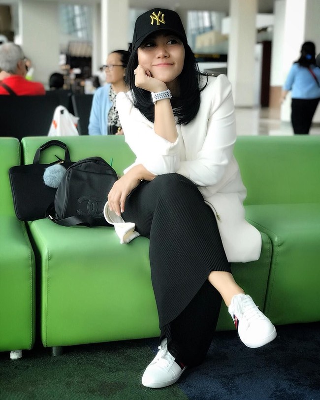 Gaya Sandhyca saat mengenakan topi dan sneakers putih ini pun terlihat fashionable. Foto: Instagram @sandhycaputrie