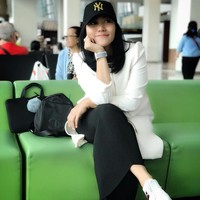 Gaya Sandhyca saat mengenakan topi dan sneakers putih ini pun terlihat fashionable. Foto: Instagram @sandhycaputrie