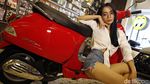 Pose Menggoda Marcella dengan Skuter Merah
