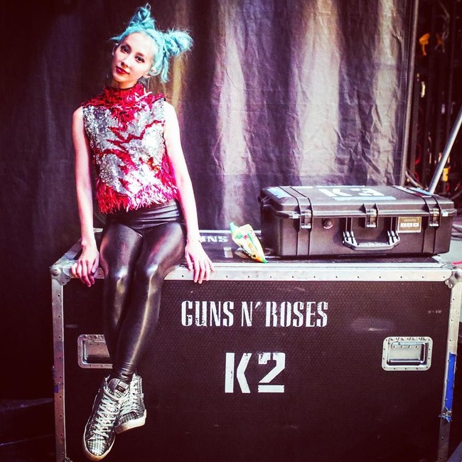 Sebagai pemain baru, Melissa mampu menguasai 50 lagu band legendaris tersebut dalam waktu dua minggu saja. Ia pun mengaku harus mempelajarinya hingga 15 jam sehari agar bisa bergabung dalam tur.  Foto: Instagram Melissa Reese