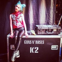 Sebagai pemain baru, Melissa mampu menguasai 50 lagu band legendaris tersebut dalam waktu dua minggu saja. Ia pun mengaku harus mempelajarinya hingga 15 jam sehari agar bisa bergabung dalam tur.  Foto: Instagram Melissa Reese