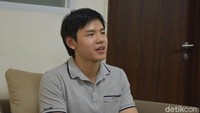 Anak pertama Ahok, Nicholas Sean, sempat susah untuk berkata dan bingung saat dicecar soal kabar tersebut. Namun, saat menuju mobilnya, Nicholas yang didampingi dengan tim BTP pun menjawab dengan sebuah harapan untuk sang ayah. Mau yang terbaik saja. Papa sehat, ujarnya.  (Foto: Annisya/detikHealth)