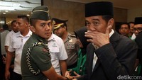 Begitu tiba, peserta menyambut Jokowi dengan lantunan selawat Nabi. Jokowi langsung duduk di bangku yang sudah disediakan.