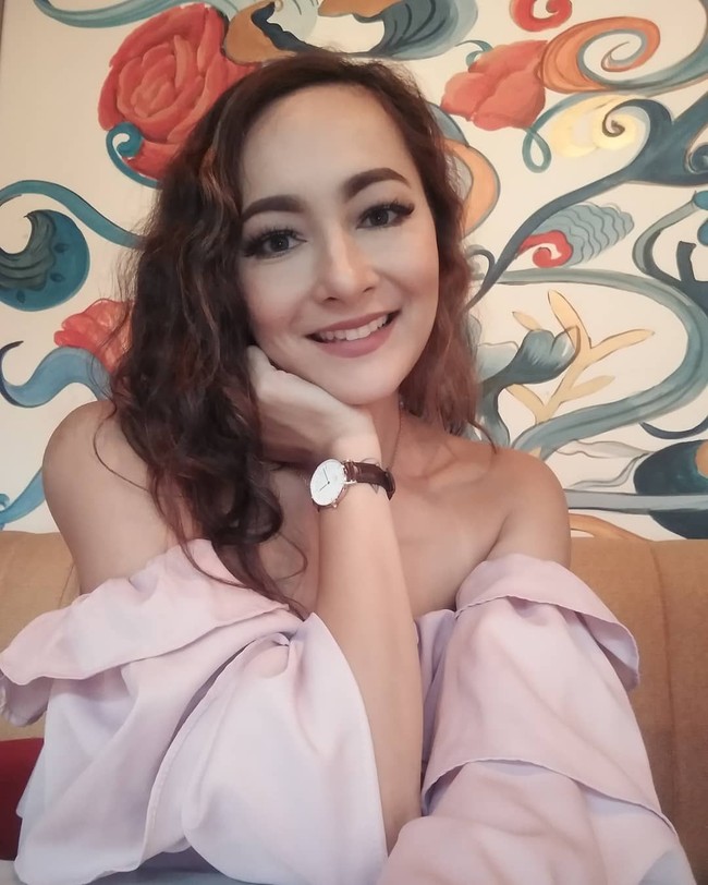 Artis Dewi Rezer diketahui menjalani perawatan kecantikan di klinik Dermaster Indonesia. Dewi melakukan suntik filler pada area kantung matanya dan botox pada rahang. Dengan botox rahang, wajahnya jadi lebih tirus atau berbentuk oval. Foto: Instagram