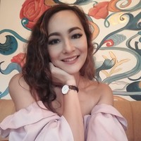 Artis Dewi Rezer diketahui menjalani perawatan kecantikan di klinik Dermaster Indonesia. Dewi melakukan suntik filler pada area kantung matanya dan botox pada rahang. Dengan botox rahang, wajahnya jadi lebih tirus atau berbentuk oval. Foto: Instagram