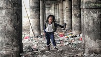 Hidup bersama dengan sampah dan minim fasilitas membuat mereka terbiasa untuk tetap tinggal meskipun sebenarnya mereka tahu bahwa tanah yang mereka tinggali merupakan tanah milik negara dengan ancaman penggusuran jika pemerintah menindaklanjuti kawasan tersebut.
