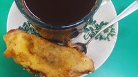 Kopi tubruk pasangan serasi pisang ini dinikmati @_badaithepianoman. Pasti bikin pagi hari jadi makin cerah. Foto: Instagram @_badaithepianoman