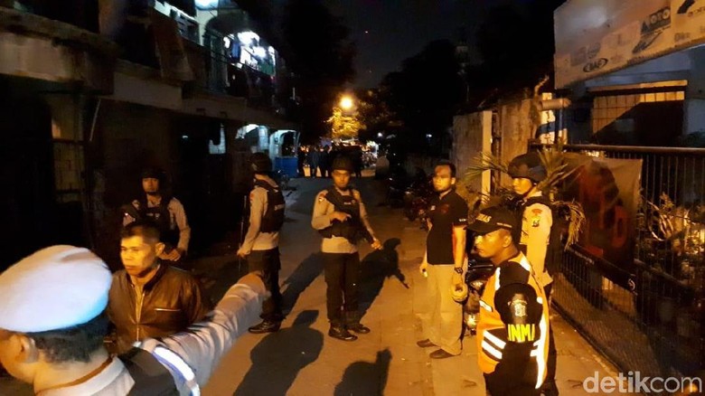 Sore Mencekam di Manukan Kulon demi Lumpuhkan 1 Teroris Sore Mencekam di Manukan Kulon demi Lumpuhkan 1 Teroris