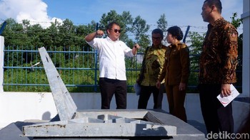 Melihat sumur yang di dalamnya terdapat kabel optik yang ditarik dari laut. Foto: detikINET/Adi Fida Rahman