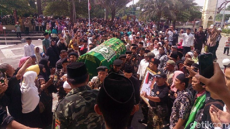 Ribuan Orang Antar Jenazah Ki Enthus ke Peristirahatan Terakhir Ribuan Orang Antar Jenazah Ki Enthus ke Peristirahatan Terakhir