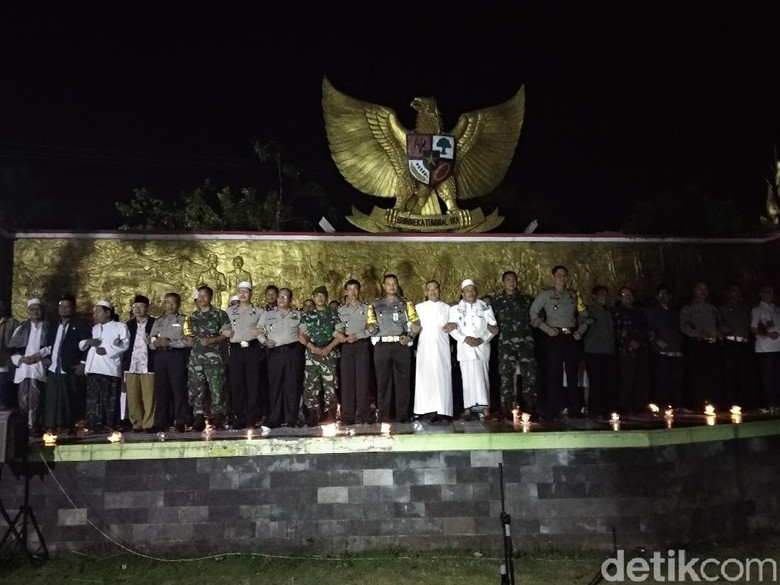Aksi Pemuka Agama Bersatu Lawan Teroris di Bawah Patung Garuda Aksi Pemuka Agama Bersatu Lawan Teroris di Bawah Patung Garuda