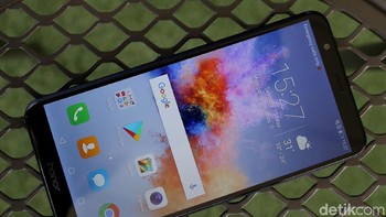 Desain ponsel Honor biasanya bisa dibilang melebihi harganya, tak terkecuali Honor 7X. Ia dibalut frame metal kokoh berikut bagian pinggiran melengkung dengan kaca 2,5D. Kombinasi itu ditambah layarnya yang penuh membuat handset ini sedap dipandang. Foto: Muhammad Ridho