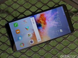 Unboxing Ponsel Honor 7X, Penantang Kuat di Kelas Menengah